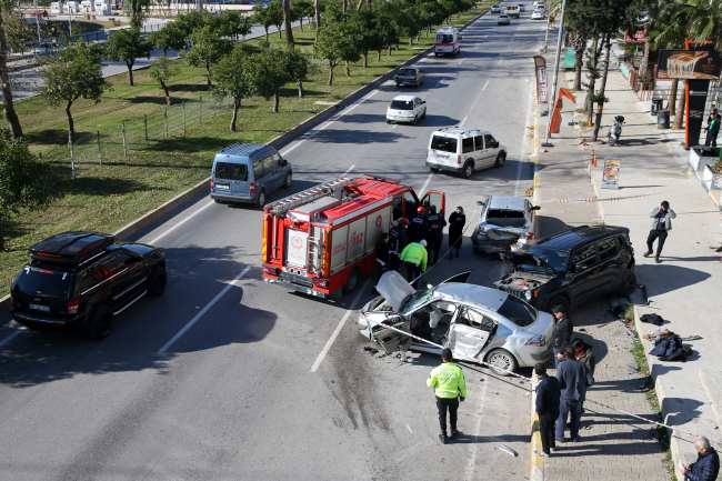 Antalya'da 'makas' kazası: 1'i ağır 3 yaralı
