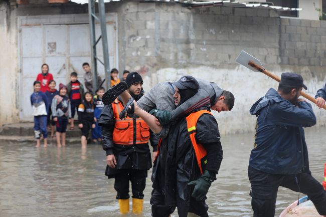 Gazze'de sağanak sele neden oldu: Mahsur kalan 152 kişi kurtarıldı