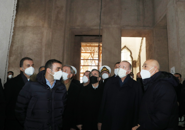 Cumhurbaşkanı Erdoğan restorasyonu süren Divanhane binasını inceledi