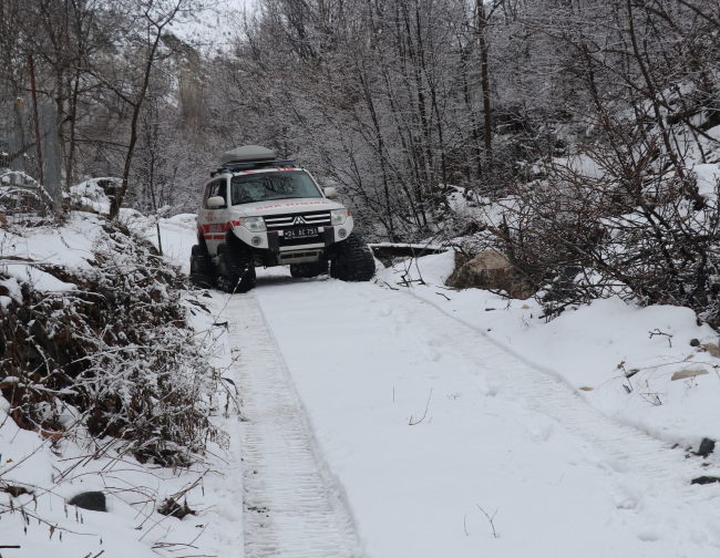 Aşı taleplerine paletli ambulansla yetişiyorlar