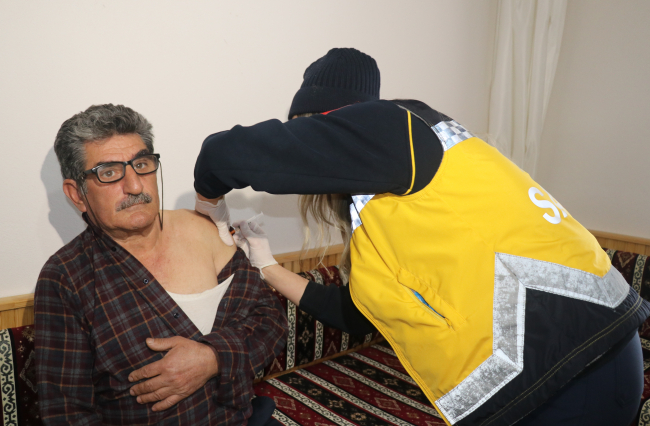 Aşı taleplerine paletli ambulansla yetişiyorlar