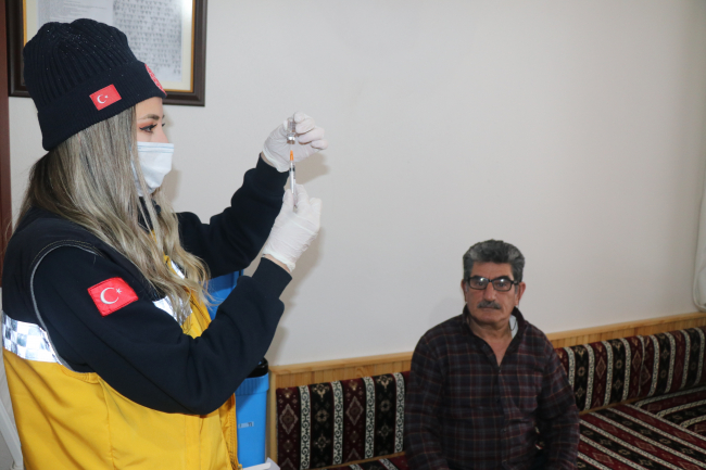 Aşı taleplerine paletli ambulansla yetişiyorlar