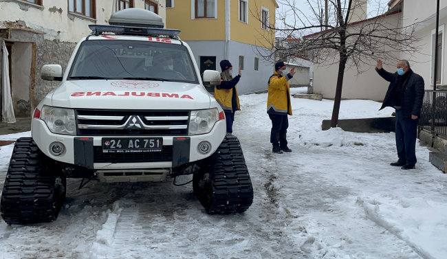 Aşı taleplerine paletli ambulansla yetişiyorlar