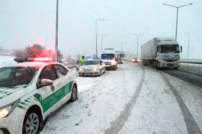 Devrilen kamyon Anadolu Otoyolu'nda ulaşımı aksattı