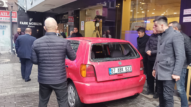 Fırtınada uçan sac levhalar iki kişiyi yaraladı