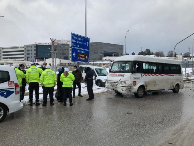 Bilecik'te yolcu minibüsü ile hafif ticari araç çarpıştı