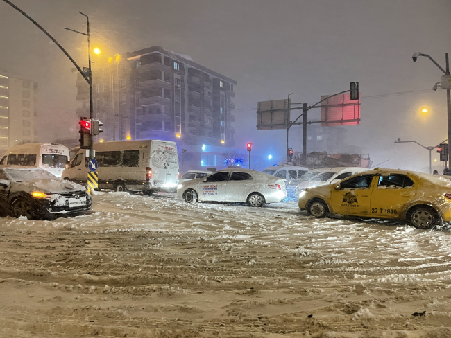 Gaziantep'te ulaşıma kar engeli: İl dışına araç çıkışı durduruldu