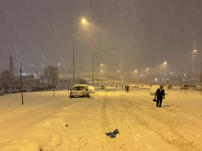Gaziantep'te ulaşıma kar engeli: İl dışına araç çıkışı durduruldu