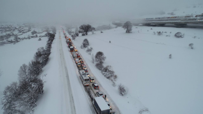 Bolu Dağı'nda trafik kontrollü sağlanıyor: Uzun araç kuyruğu oluştu