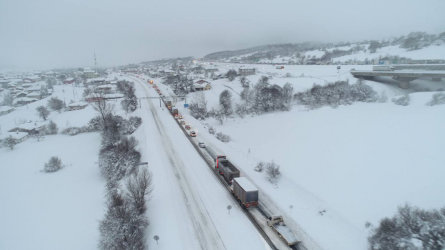 Bolu Dağı'nda trafik kontrollü sağlanıyor: Uzun araç kuyruğu oluştu