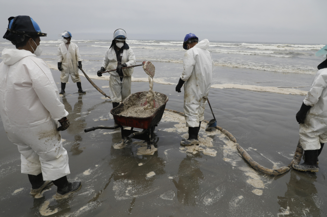 Petrol sızıntısı nedeniyle Peru’da sahiller kirlendi