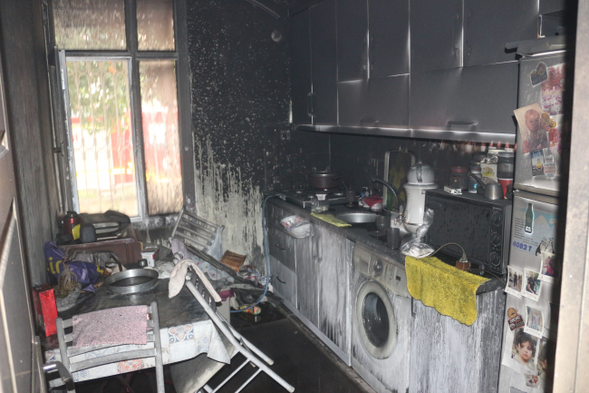 Adana'da yangın çıkan ev kullanılamaz hale geldi