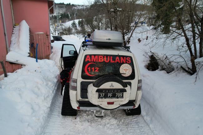 Yolu kapanan köydeki hasta paletli ambulansla kurtarıldı