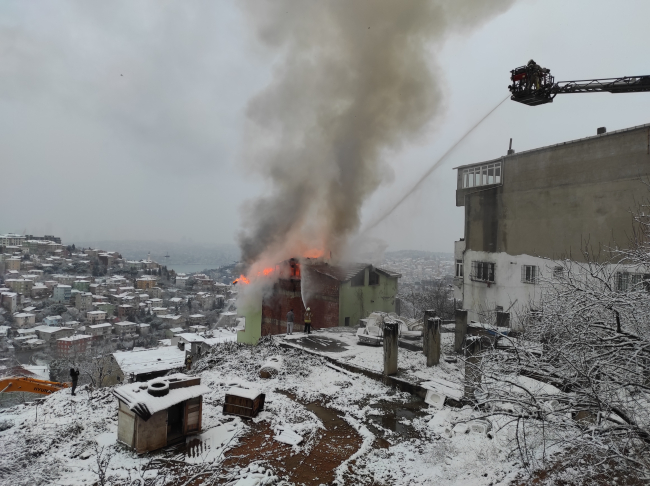 اندلع حريق على سطح مبنى مهجور في اسطنبول
