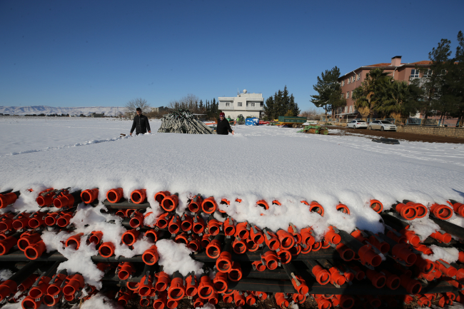 Güneydoğu'da kar yağışı çiftçinin yüzünü güldürdü