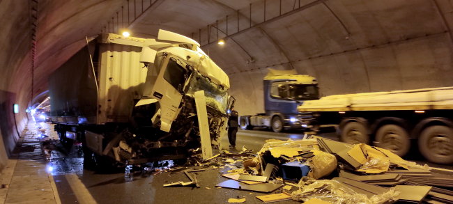 İstanbul'da iki tır çarpıştı