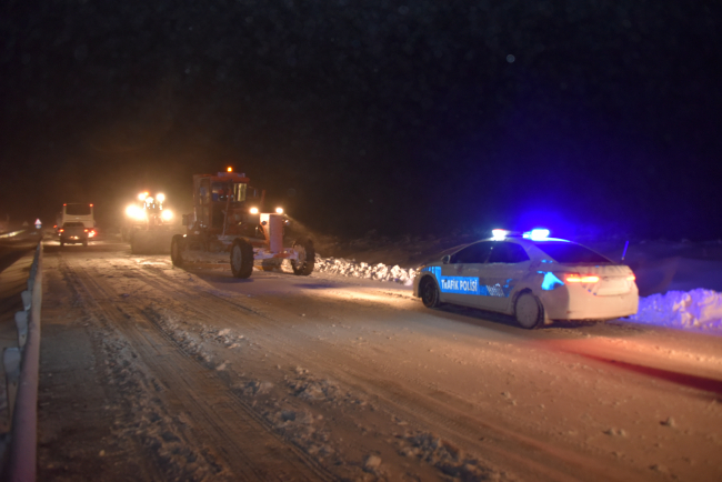 Kapanan yolda mahsur kalan 862 kişi kurtarıldı
