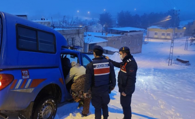 Kar nedeniyle oğlunu göremeyen teyzenin özlemini jandarma giderdi