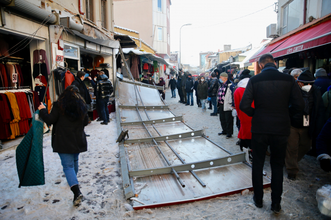 Kar nedeniyle çöken sundurmanın altında kalan kadın yaralandı