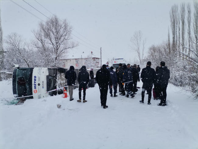 Çorum'da yolcu otobüsü devrildi: 15 yaralı