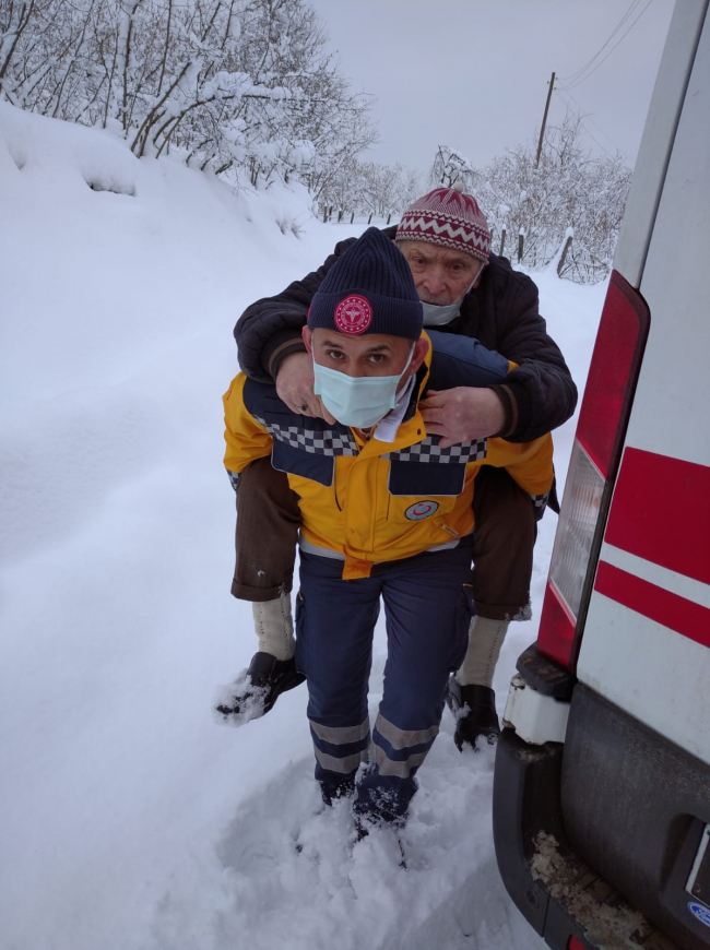 Sağlık personeli hastayı sırtında ambulansa taşıdı