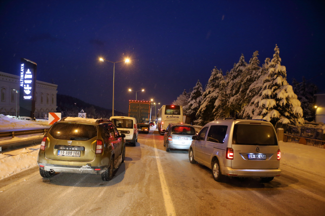 Samsun-Ankara yolundaki buzlanma ulaşımı aksatıyor