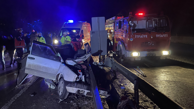 Sakarya'da otomobil bariyerlere çarptı: 4 yaralı