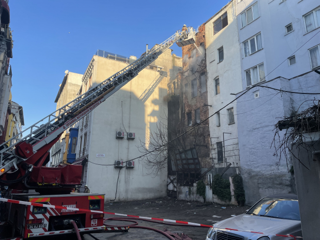 İstanbul'da metruk binada çıkan yangın söndürüldü