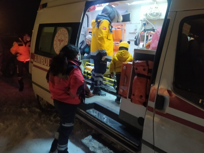 Yolu kardan kapanan mahallelerdeki bebek ve çocuğun yardımına UMKE ekipleri yetişti