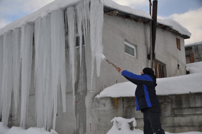 Bolu'da 3 metrelik buz sarkıtları oluştu