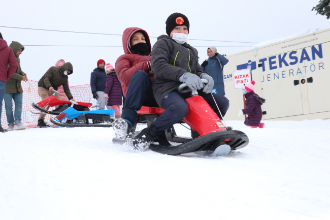 "Kepçeci abi küremesen olmaz mı" sözleriyle gündem olan çocuklar kayak merkezinde