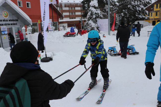 "Kepçeci abi küremesen olmaz mı" sözleriyle gündem olan çocuklar kayak merkezinde