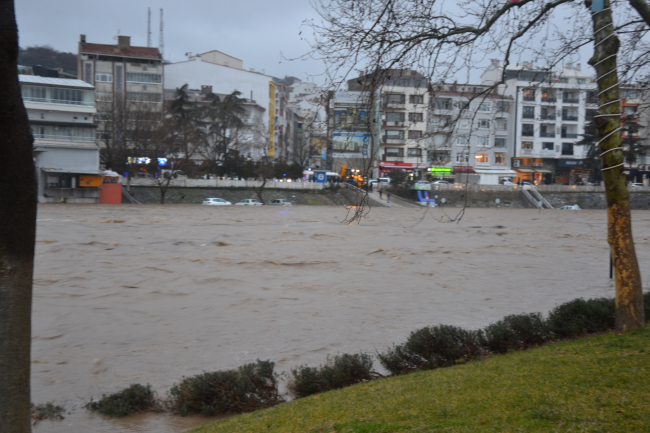 Çanakkale'de Kocabaş Çayı taştı: Araçlar su altında kaldı