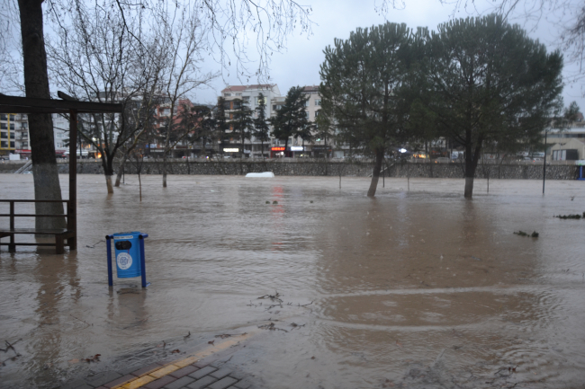 Çanakkale'de Kocabaş Çayı taştı: Araçlar su altında kaldı
