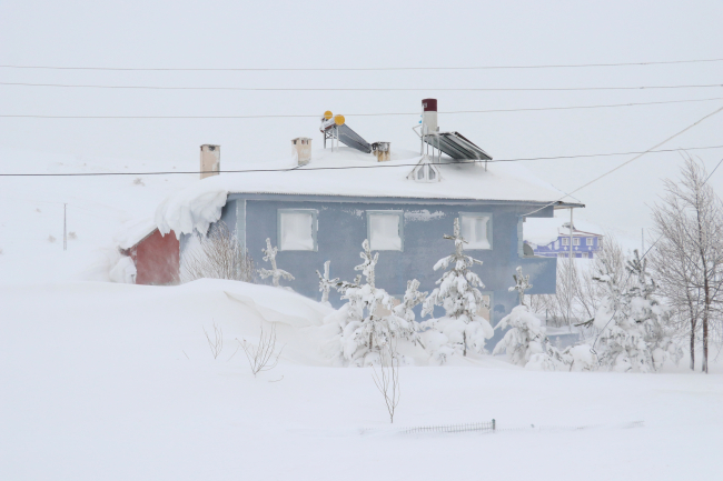 Sivas'ta evler kar altında kaldı