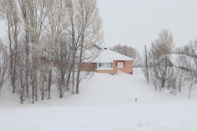Sivas'ta evler kar altında kaldı