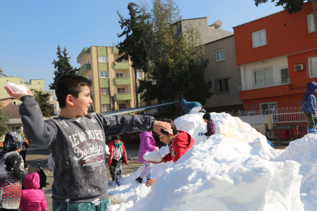 Mersin'de çocuklara kar sürprizi