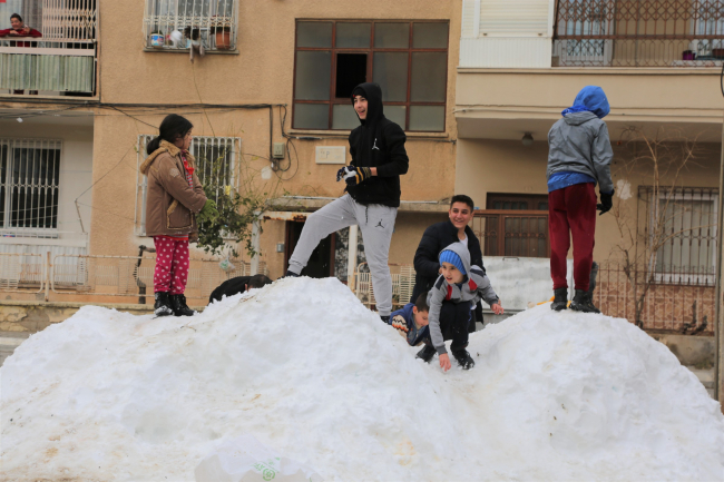 Mersin'de çocuklara kar sürprizi