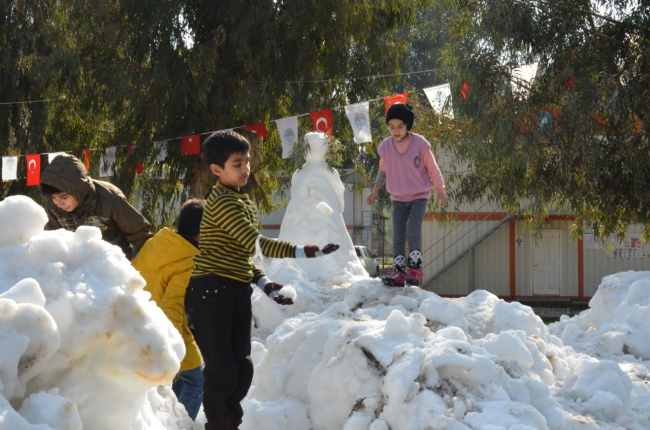 Tarsus'ta çocuklara taşıma kar sürprizi