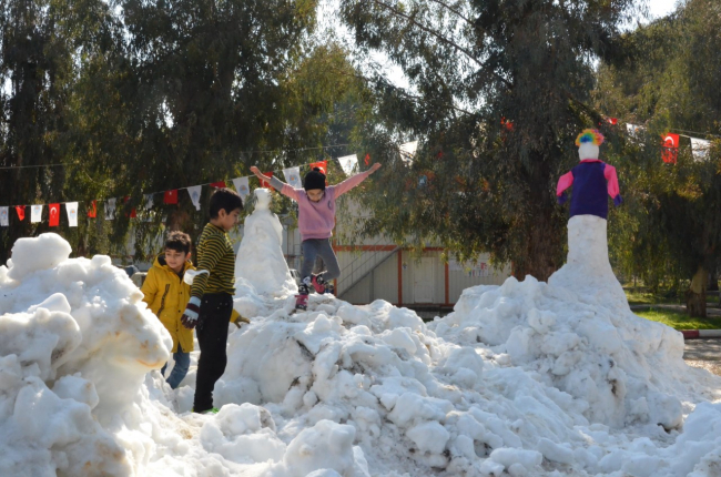 Tarsus'ta çocuklara taşıma kar sürprizi