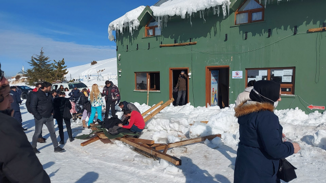 Kayak merkezinde sundurma çöktü: 8 yaralı
