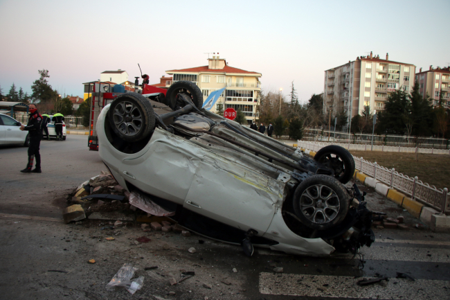 Uşak'ta hafif ticari araç ile otomobil çarpıştı: 7 yaralı
