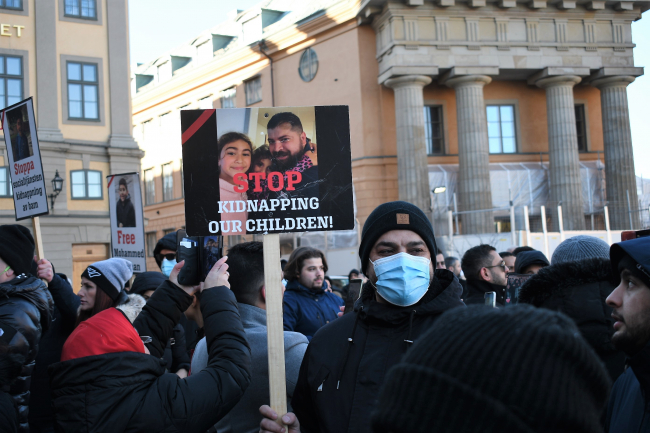 İsveç'te çocukları ellerinden alınan Müslüman ailelerden protesto