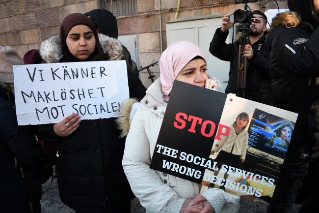İsveç'te çocukları ellerinden alınan Müslüman ailelerden protesto
