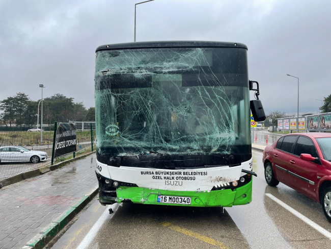 Bursa'da öğrenci servisi ile otobüs çarpıştı: 7 yaralı
