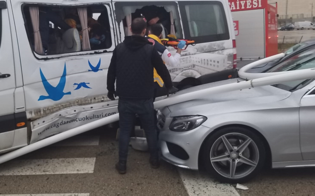 Bursa'da öğrenci servisi ile otobüs çarpıştı: 7 yaralı