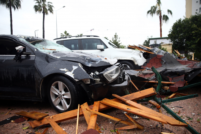 Mersin'de fırtına: Uçan çatıdan kopan parçalar otomobillere zarar verdi