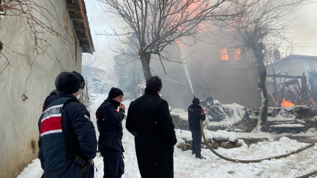 Bilecik'te ev yangını: 1 ölü, 2 yaralı