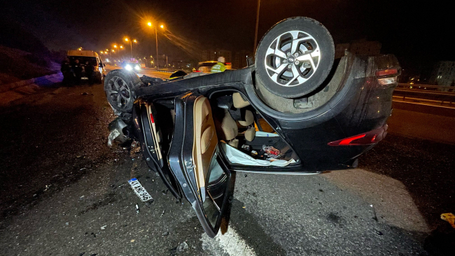 TEM Otoyolu'nda otomobil takla attı içindeki 3 kişi aracı bırakıp kaçtı