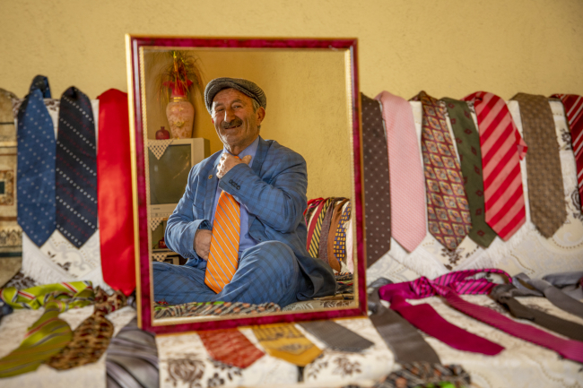 Kravat 63 yıldır hayatının ayrılmaz parçası: Uyurken bile çıkarmıyor